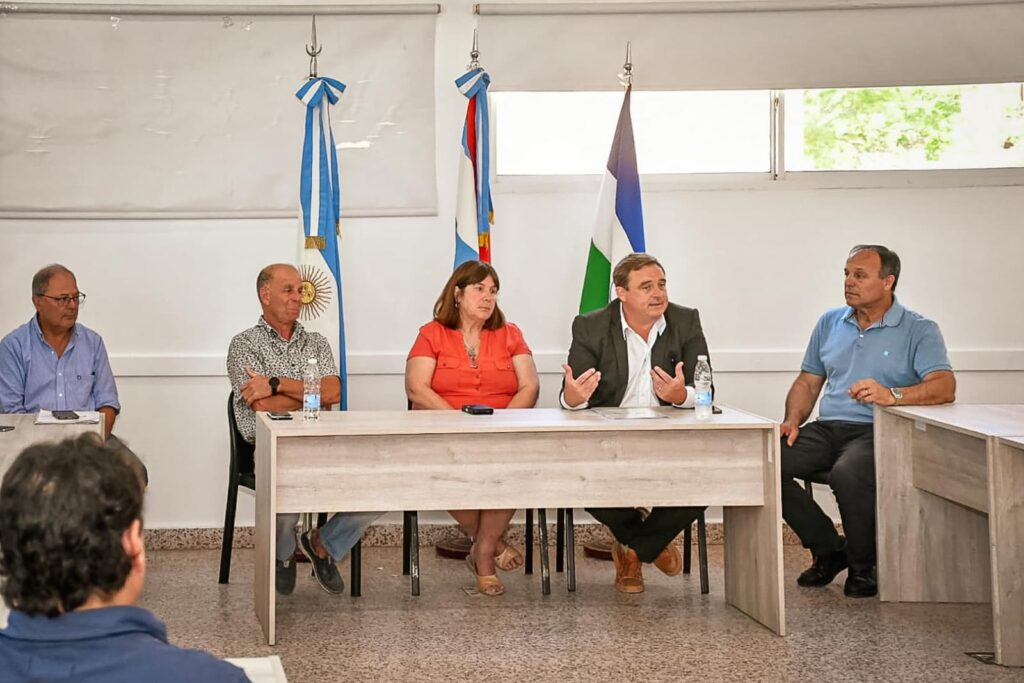 Encuentro de trabajo entre autoridades viales y representantes de municipios, comunas y juntas del departamento Colón